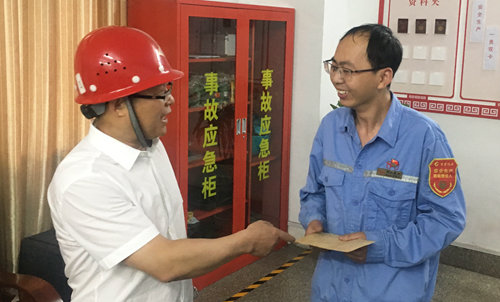 王大真到宜都園區(qū)、股份公司看望慰問基層黨員(圖2)