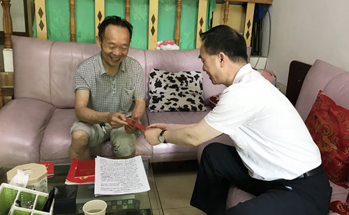集團領(lǐng)導(dǎo)看望慰問離退休黨員、基層困難黨員和年輕黨員(圖3)