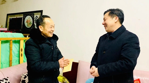 集團領導春節(jié)前走訪慰問一線職工、困難職工和離退休老干部(圖3)