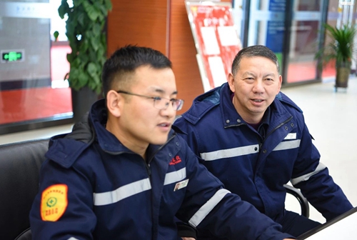 集團領導春節(jié)前走訪慰問一線職工、困難職工和離退休老干部(圖4)