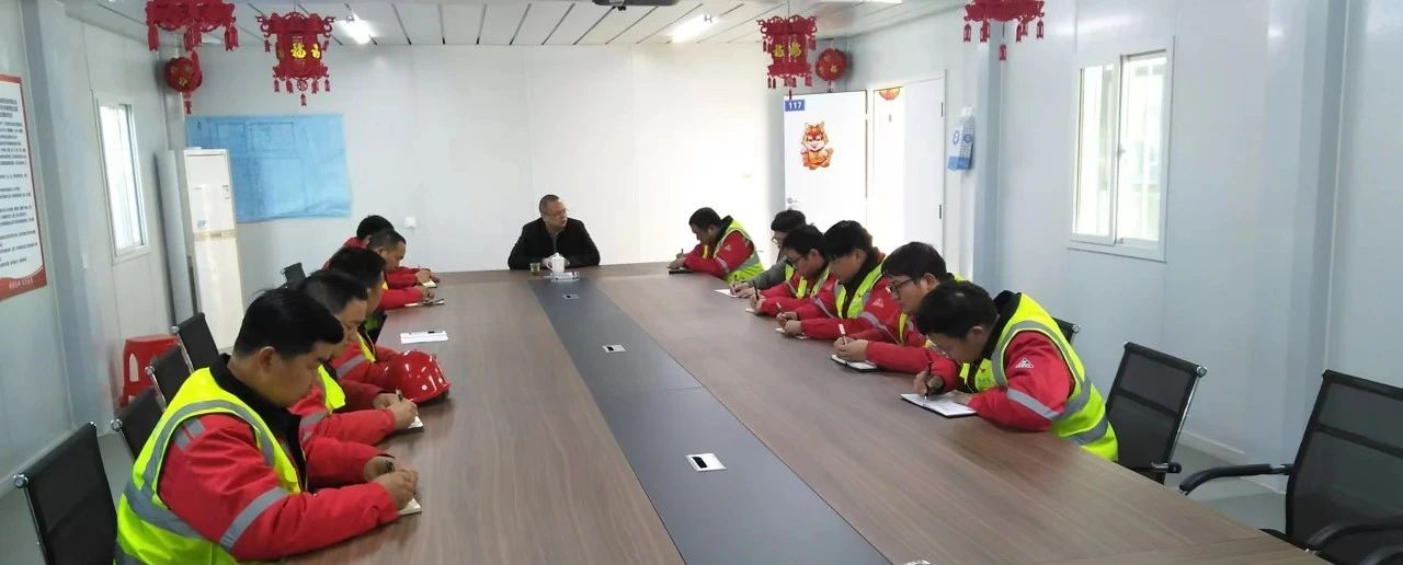 化機(jī)公司黨委書記、董事長、總經(jīng)理?xiàng)钪袧傻椒蕵I(yè)搬遷項(xiàng)目部現(xiàn)場辦公