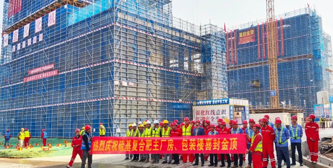 化機(jī)公司黨委書記、董事長(zhǎng)、總經(jīng)理?xiàng)钪袧傻匠琼?xiàng)目現(xiàn)場(chǎng)辦公(圖2)